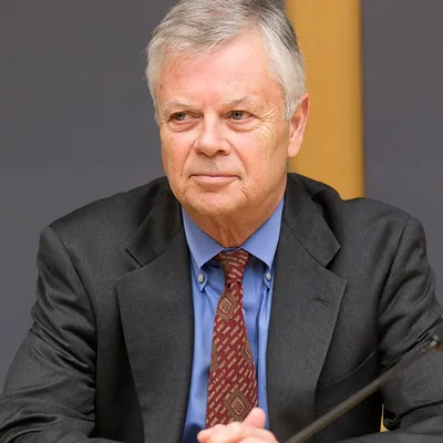 Stephen Kinzer