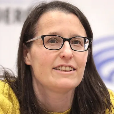 Suzanne Lang