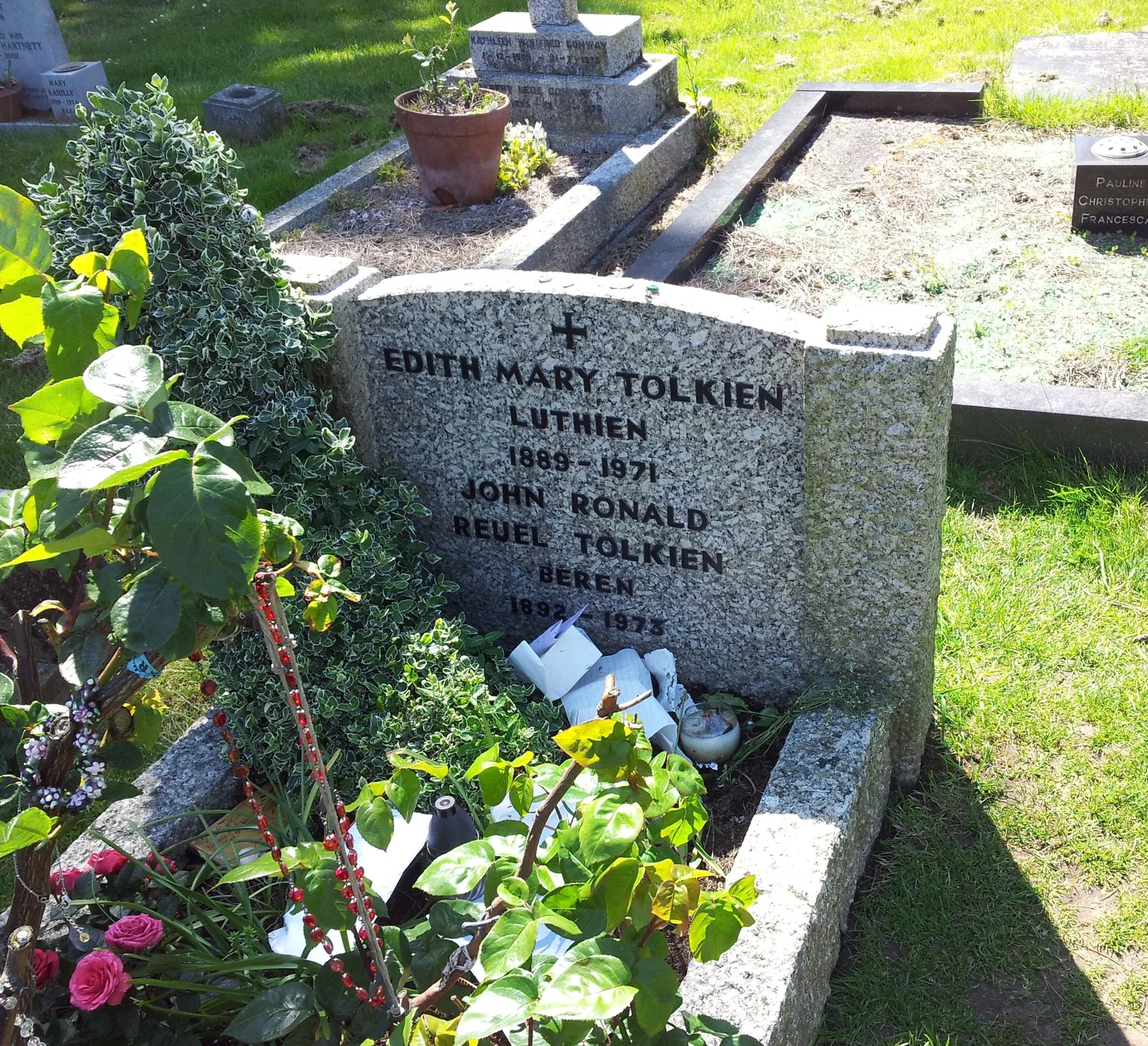The headstone of J. R. R. Tolkien and his wife Edith in Wolvercote Cemetery, Oxford, carved with the names Beren and Luthien